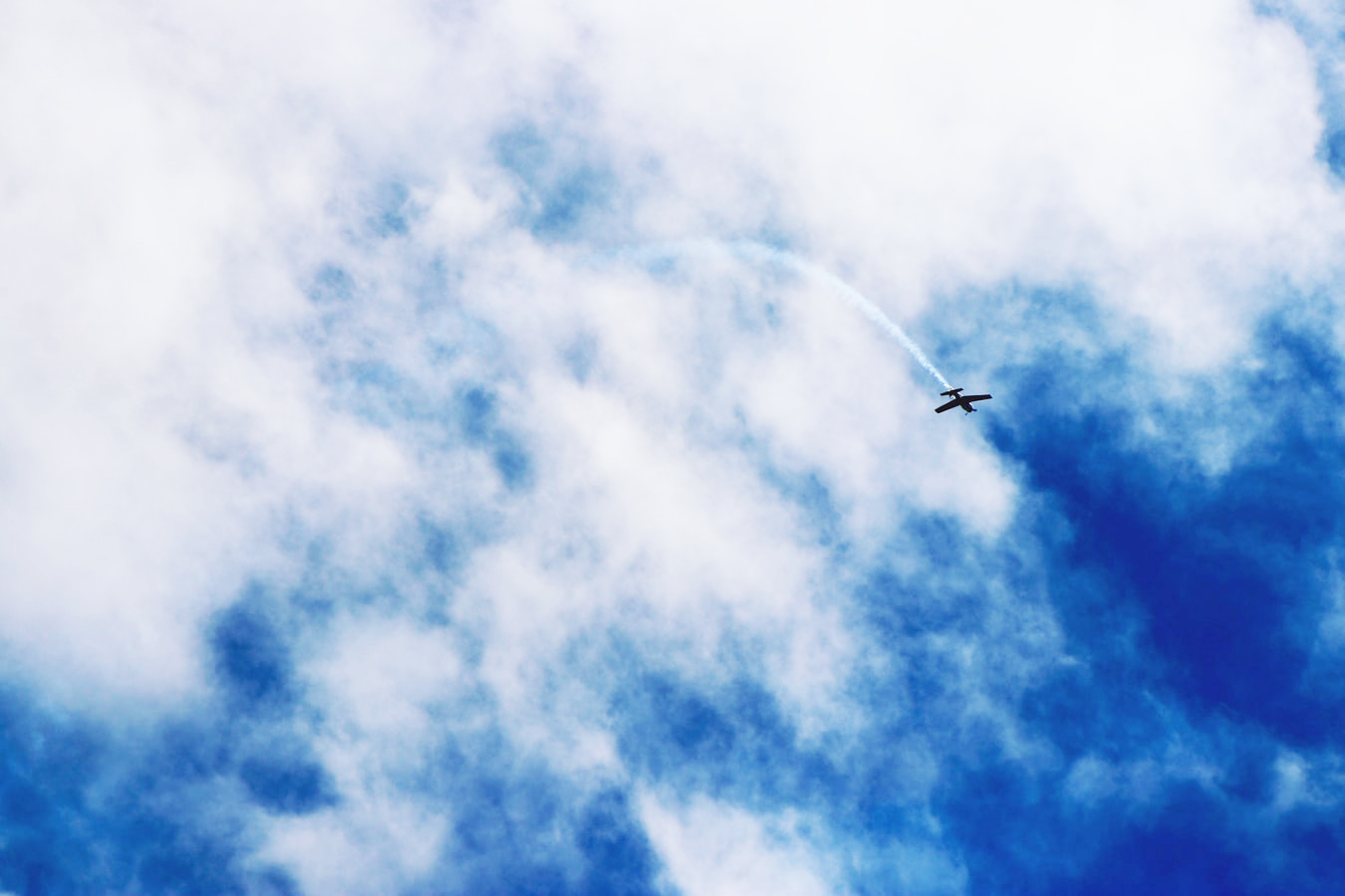 トップ画面背景（青空）